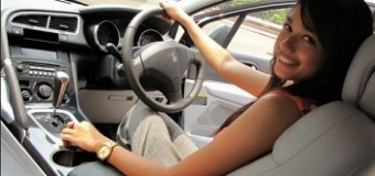 Tips Mengemudi Mobil Matic bagi Pengendara Wanita