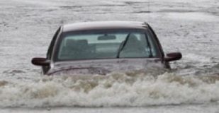 Mobil Mogok Saat Banjir, Coba Lakukan Ini!